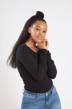 Güzel siyahi kadın, elleri yüzünde.