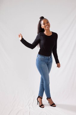 Güzel siyah kadın neşeyle dans ediyor