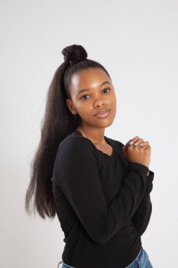 Gülümseyen düşünceli siyah kadın.