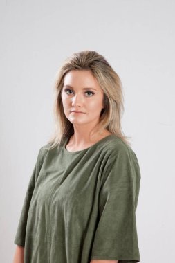 Güzel sarışın düşünceli görünüyor.