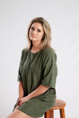 Güzel sarışın düşünceli görünüyor.