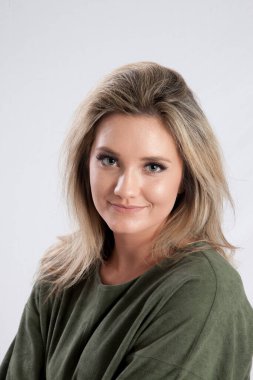 Gülümseyen mutlu sarışın kadın