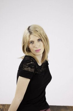 Güzel sarışın düşünceli görünüyor.