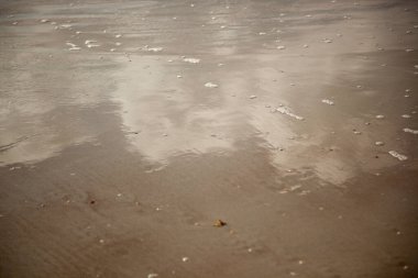 Suda yansıma ve dalgalanmalarla soyutlama