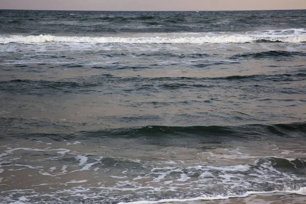 Strand Met Water Bij Zonsopgang — Stockfoto