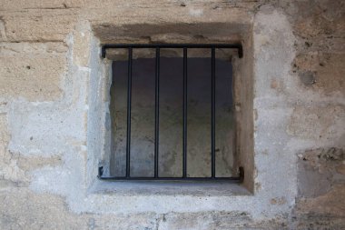 Üzerinde parmaklıklar olan pencere.