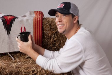 Mutlu Kovboy gülümseyerek oturuyor