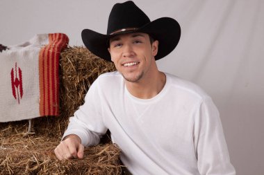 Mutlu Kovboy gülümseyerek oturuyor