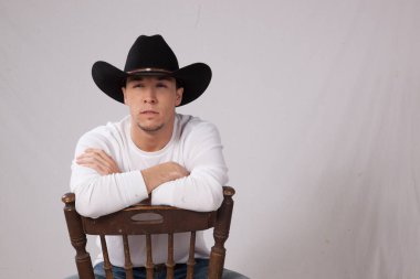 Düşünceli kovboy rahat rahat oturuyor.