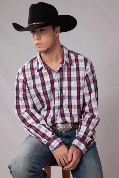 Düşünceli Kovboy sessizce oturuyor.