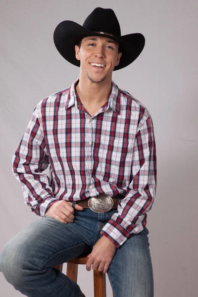 Siyah kovboy şapkalı mutlu adam.