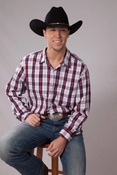 Siyah kovboy şapkalı mutlu adam.