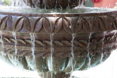 Gün ışığında suyla çeşme