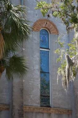 Güneş ışığı ve gölgesi olan kilise binası.
