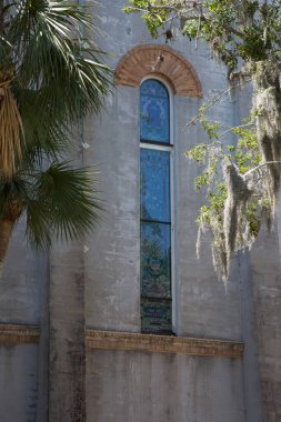 Güneş ışığı ve gölgesi olan kilise binası.