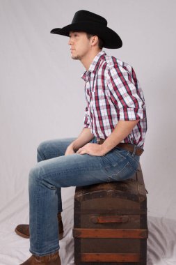 Kovboy düşünceli ve dinleniyor.