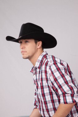 Kovboy düşünceli ve dinleniyor.