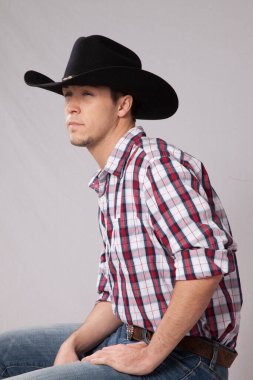 Kovboy düşünceli ve dinleniyor.