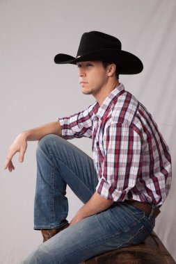 Kovboy düşünceli ve dinleniyor.