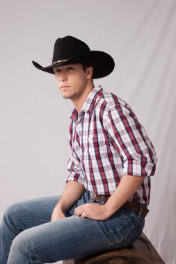 Kovboy düşünceli ve dinleniyor.