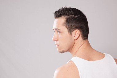 Atletli dalgın bir adam.