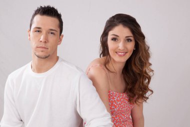 Romantik çift ve büyük gülümsemesi.