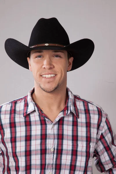 Siyah şapkalı mutlu kovboy.