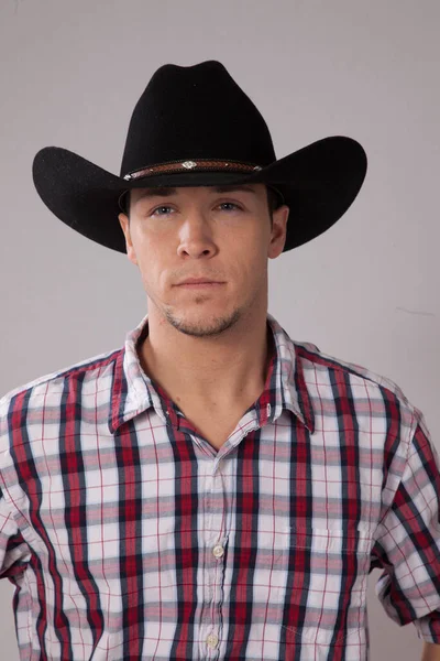 Cuidadoso Jovem Cowboy Uma Camisa Xadrez — Fotografia de Stock