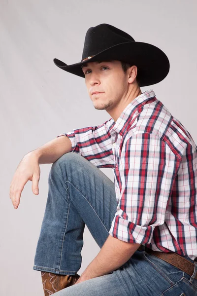 Kovboy düşünceli ve dinleniyor.