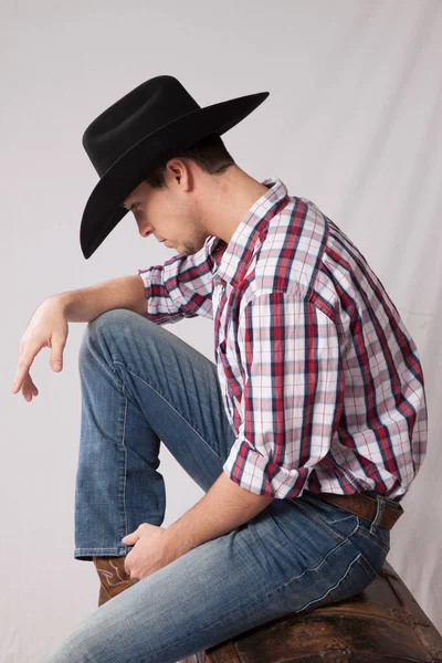 Kovboy düşünceli ve dinleniyor.