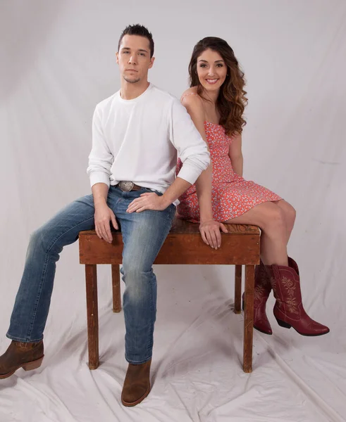 Casal Romântico Junto Com Ela Sorrindo Grande — Fotografia de Stock