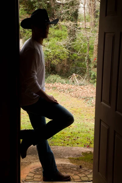 Cow Boy Relaxant Dans Une Porte — Photo