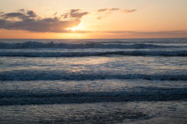 Okyanusun üzerinde gün doğumu