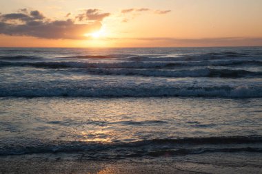 Okyanusun üzerinde gün doğumu