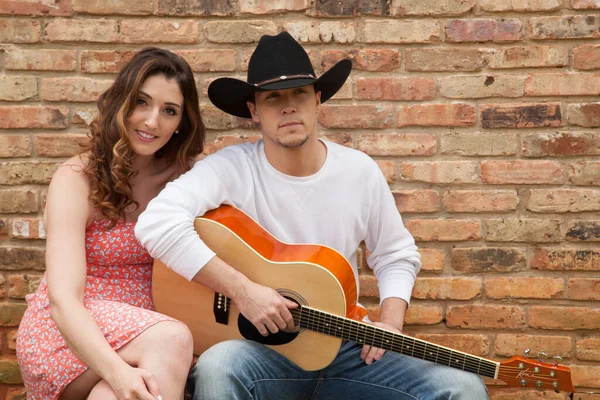 Pareja Con Sosteniendo Una Guitarra —  Fotos de Stock