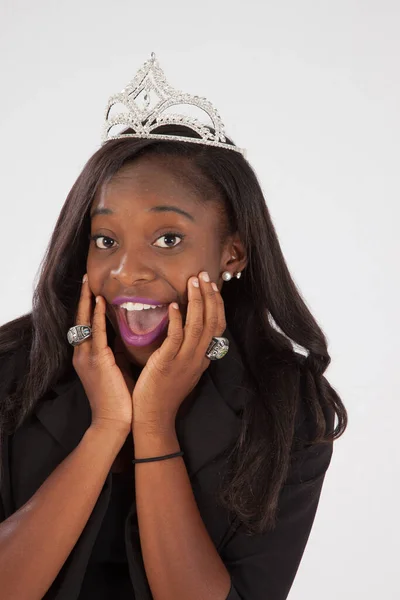 Mujer Negra Feliz Con Una Tiara — Foto de Stock