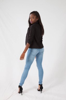 Ceketli, sevimli siyah kadın, ciddi görünüyor.