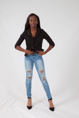 Güzel Afrikalı Amerikalı kadın düşünceli görünüyor.