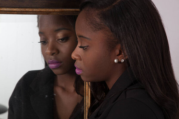 Красивая черная женщина с зеркалом