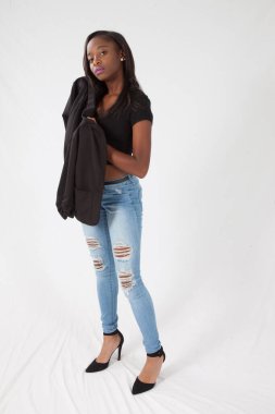 Güzel siyah kadın ceketini tutuyor