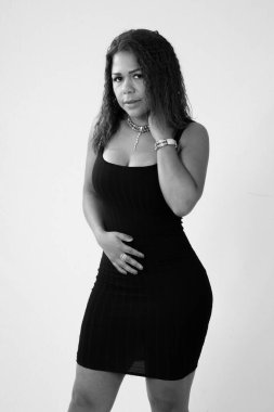 Siyah beyaz giyinmiş düşünceli kadın.