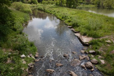Nehir yeşil, batı topraklarından geçiyor.