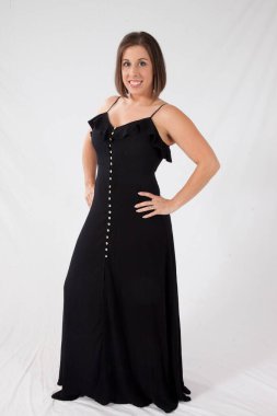 Elleri kalçasında mutlu bir kadın.