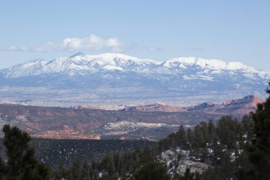 Dağda karla kaplı manzara