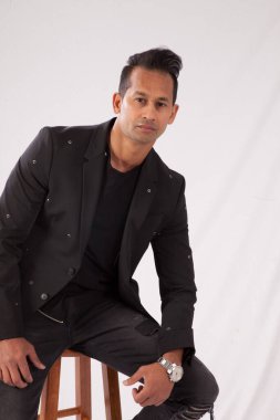 Yakışıklı adam dalgın görünüyor.