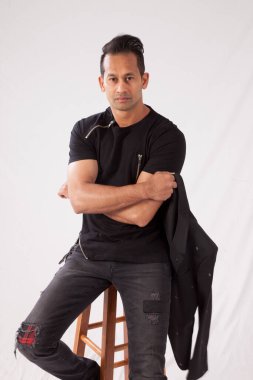 Yakışıklı adam dalgın görünüyor.