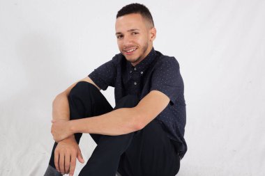 Gülümseyen yakışıklı bir adam