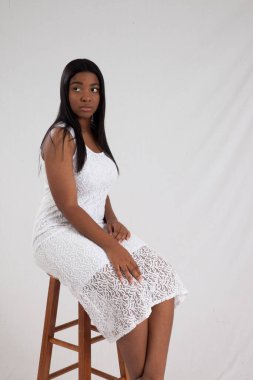 Taburede dinlenen düşünceli bir kadın.