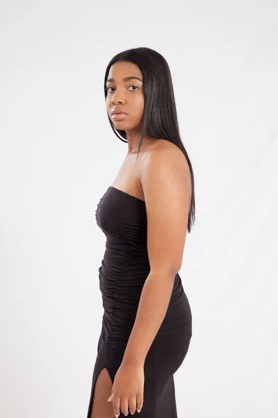 Mulher Negra Bonita Olhando Pensativo — Fotografia de Stock