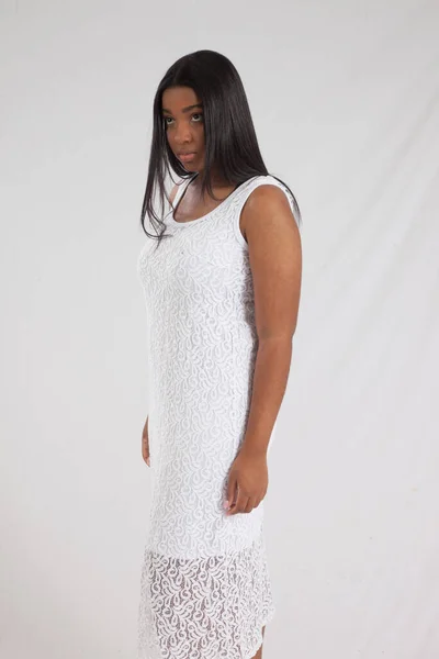 Mulher Negra Cuidadosa Vestido Branco — Fotografia de Stock